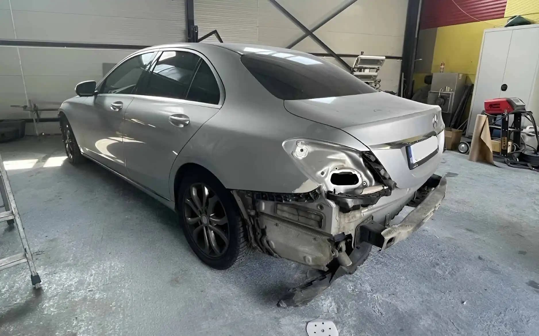 Mecanic lucrând la motor