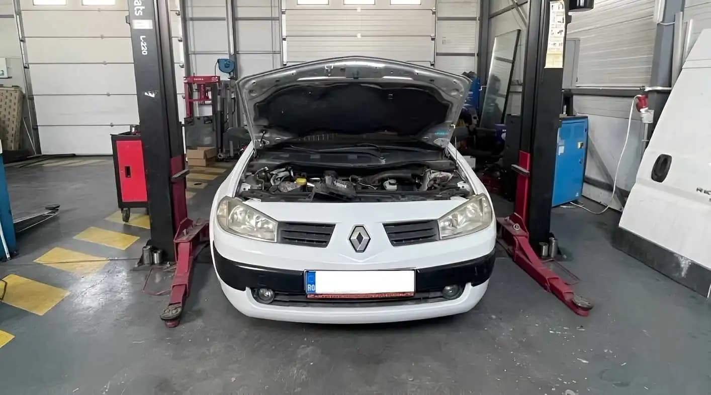 Laptop conectat la un motor de mașină