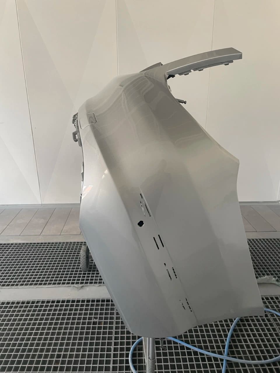 Mașină în cabina de vopsit